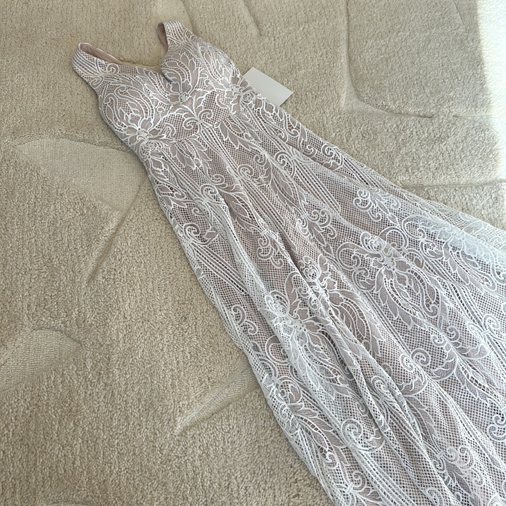 NEW WITH TAGS LIZALUXE SMALL WHITE AND CREAM LACE BRIDAL DRESS FROM MOD CLOTH